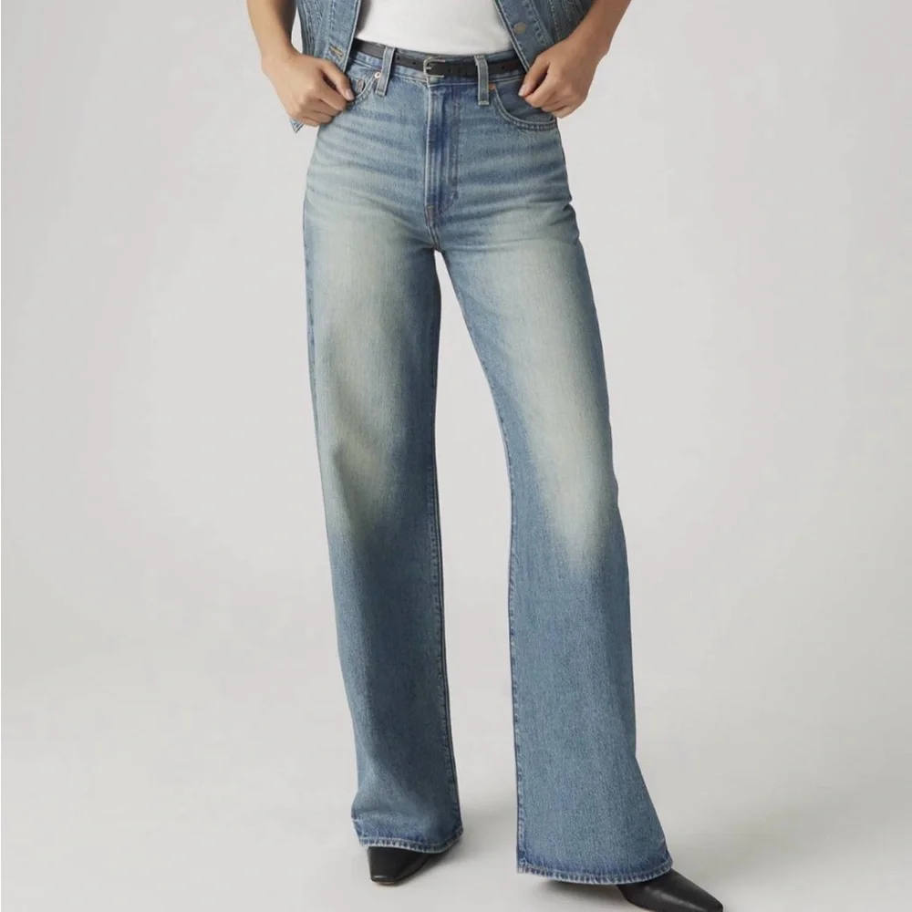 LEVI'S Women's Ribcage Wide Leg Jeans 30x34 Tint Story Medium Wash NWT